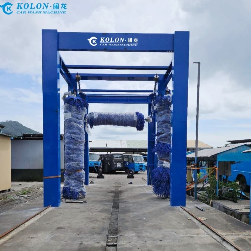 कोलोन आपातकालीन स्टॉप बटन के माध्यम से ड्राइव करें पीएलसी नियंत्रण के साथ 3 ब्रश से लैस बस वाशिंग मशीन 267L पानी की खपत