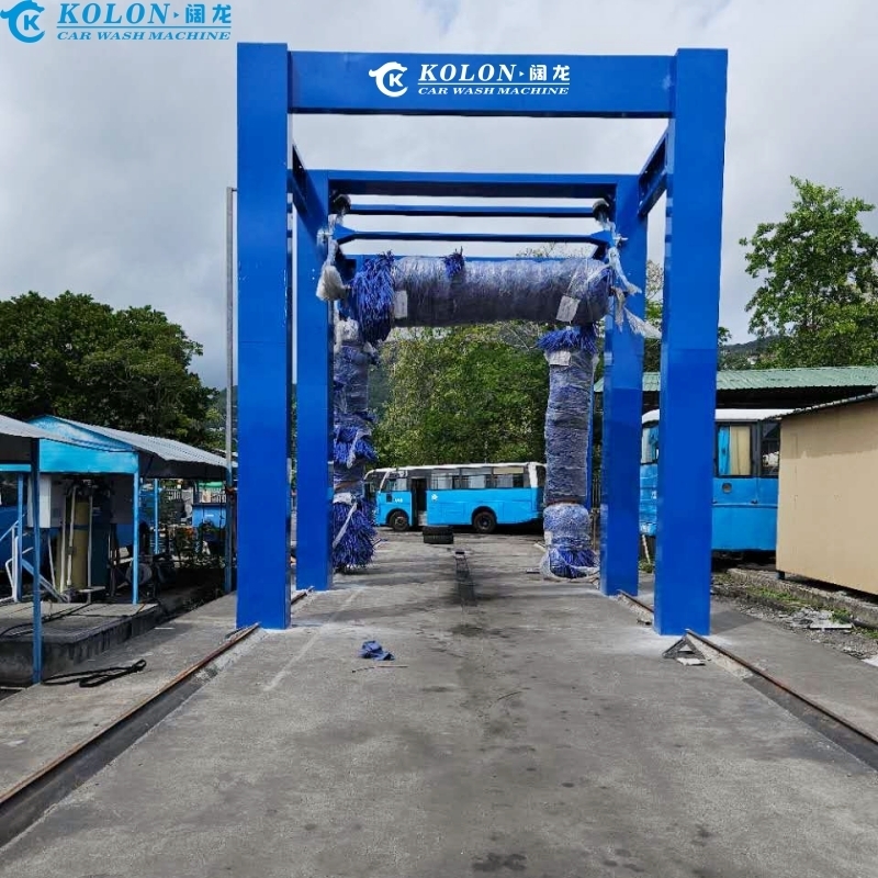 कोलोन आपातकालीन स्टॉप बटन के माध्यम से ड्राइव करें पीएलसी नियंत्रण के साथ 3 ब्रश से लैस बस वाशिंग मशीन 267L पानी की खपत